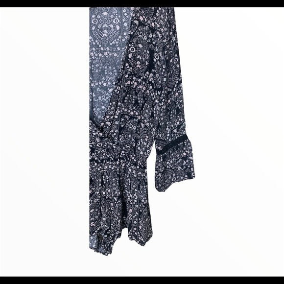 AMERICAN EAGLE OUTFITTERS Floral Surplice Faux Wrap Romper Black Size Small - Picture 4 of 11